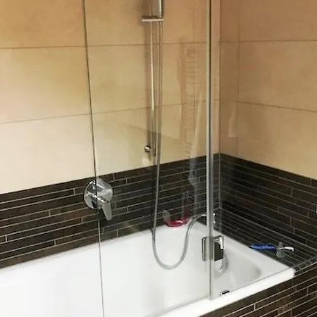 Апартаменты Sleeps 12 Wifi *