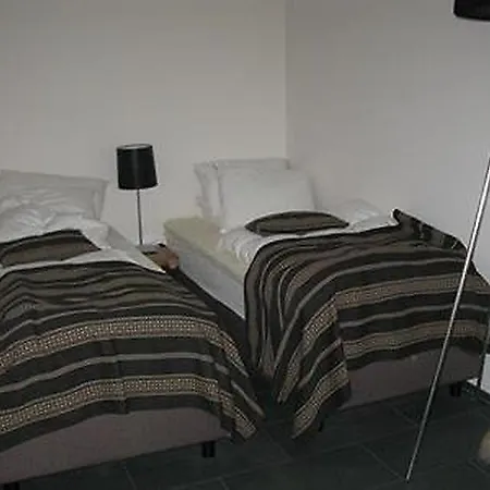 Апартаменты Sleeps 12 Wifi Цвайзиммен